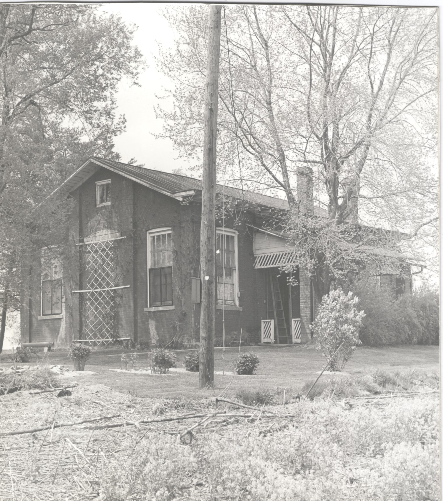 Black and white photograph of building
